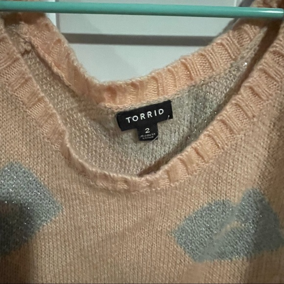 TORRID LIP PRINT LUREX SWEATER SIZE 2 - Picture 5 of 5